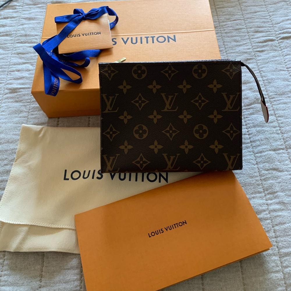 Louis Vuitton toiletry 19